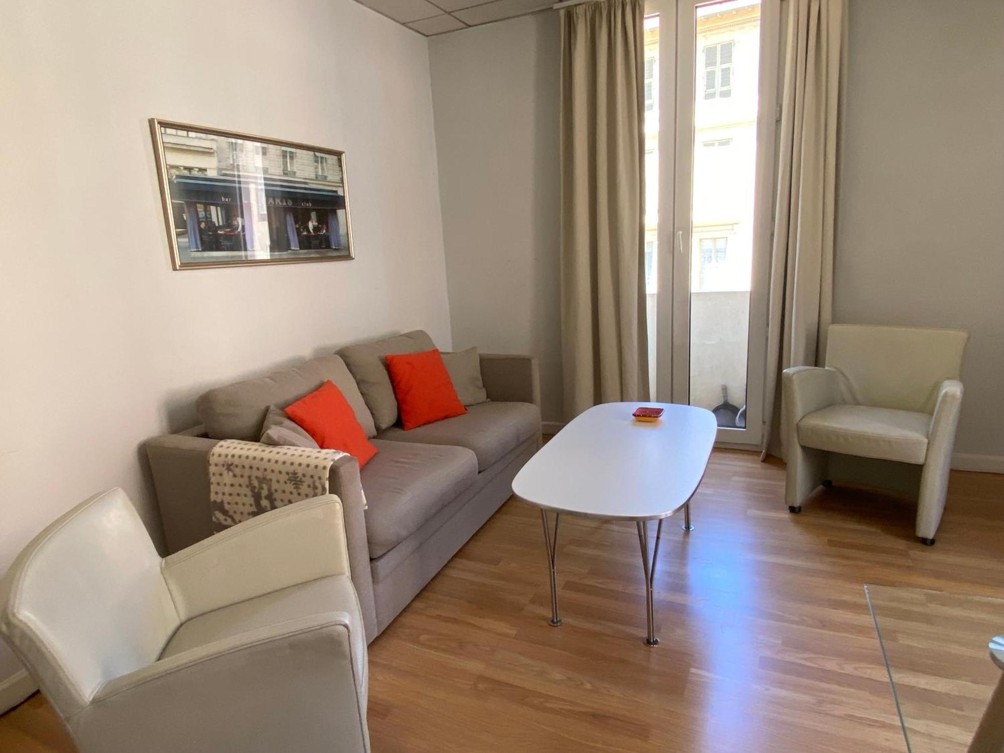 1 Bedroom Flat In The Best Street *